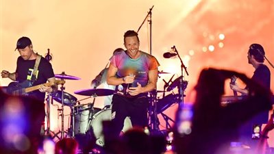 الجمهور يوجه طلبًا غريبًا لـ «كولدبلاي» في الإمارات.. وهذا رد الفرقة