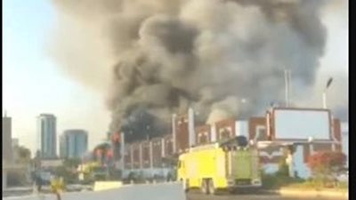 حريق هائل بمجمع تجاري في سوق جدة الدولي بالسعودية