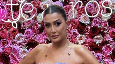 غادة عبد الرازق تتألق في أسبوع الموضة بباريس بأنامل سارة مراد  (صور)