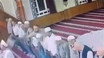 ضاع إسلامنا.. تركي يضرب إمام مسجد بالكرسي أثناء الصلاة (فيديو)