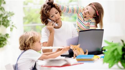 استغاثة الأمهات للتعليم.. إلغاء التقييم الأسبوعي يشعل الجدل عبر منصات التواصل 