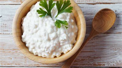 إحدها لصحة العظام.. 5 فوائد عديدة لتناول الجبنة القريش