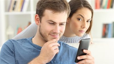 هل يجوز التجسس على الزوج الخائن؟.. أمين الفتوى يُجيب