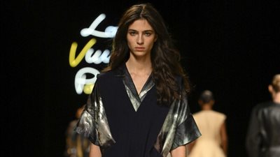 لأول مرة.. عارضة جزائرية تتألق بأزياء لويس فيتون وشانيل.. من هي؟