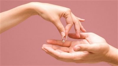 زوجة تطلب الخلع: يريدني عارية طول الوقت في المنزل وأنا خجولة