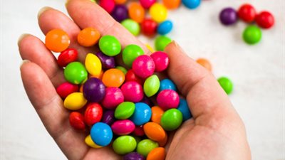 كاليفورنيا تحظر استخدام الصبغة الحمراء في الأطعمة