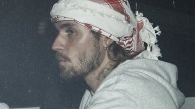 جاستن بيبر يثير الجدل بظهوره الأخير.. والسر في الكوفيه 