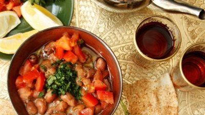 لإفطار صحي.. طريقة عمل الفول بالصلصة والطماطم 