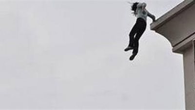 بعد مشاجرة أسرية.. ربة منزل تلقي بنفسها من الطابق الخامس والنيابة تستدعي الزوج 