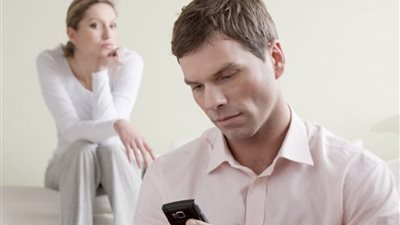 كيف أراقب زوجي دون علمه على فيسبوك وواتساب؟