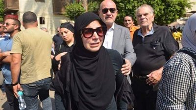 ملك قورة تنهار أثناء تشييع جنازة جدتها بمسجد السيدة نفيسة (صور)