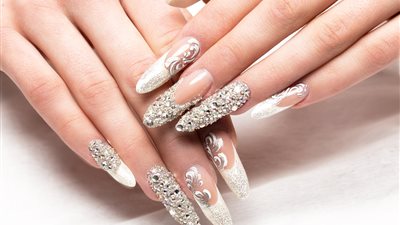 تفسير رؤية الأظافر الصناعية في المنام للمتزوجة والعزباء والحامل