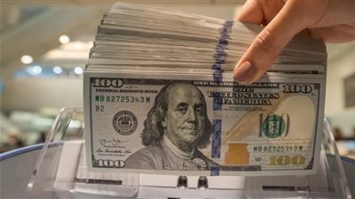 تفسير حلم رؤية الدولارات في المنام للعزباء والمتزوجة