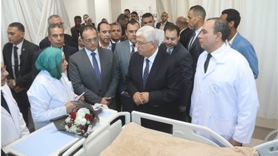 بالصور..وزير التعليم العالي ومحافظ السويس يزوران طلاب جامعة الجلالة المصابين 