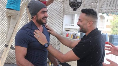 شقيق ياسمين عبد العزيز يثير الجدل بصورة مع العوضي.. هل عاد لشقيقته؟