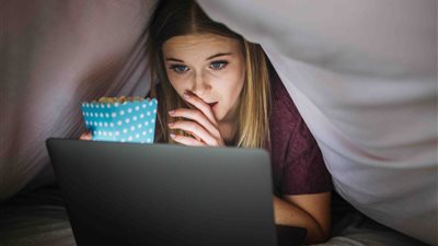 فتاة: «مدمنة مشاهدة الأفلام الإباحية».. ماذا أفعل؟