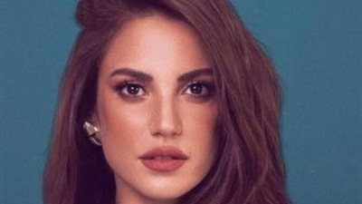 بالأحمر الناري.. درة تخطف الأنظار في حفل افتتاح مهرجان الجونة السينمائي (صور)