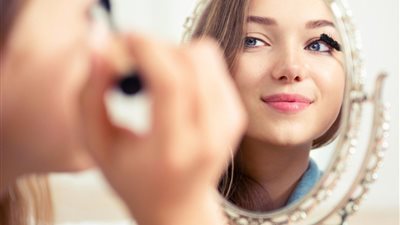 حيل بسيطة لتوسيع العينين بالمكياج لإطلالة أكثر جمالاً 