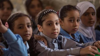 رد التعليم على حقيقة ظهور علم المثليين بمقرر الصف الأول الإعدادي 