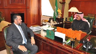 الدكتور محمد العرب يكتب.. «قراءة في أوراق فارس حائل وقائد التحول»