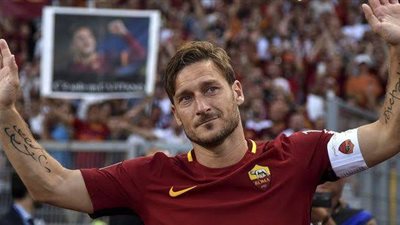 بعد 7 سنوات اعتزال.. توتي يلمح إلى عودته للملاعب.. وميدو يدخل على الخط