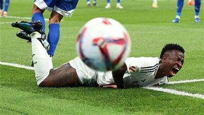 اتهامات بالعنصرية تلاحق حفل البالون دور.. وجمهور يتهم رودري بسرقة فينيسيوس 