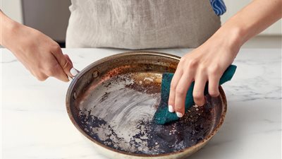 حيل ذكية لتنظيف الأواني المحترقة بسهولة