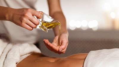 5 فوائد لوضع زيت الجوجوبا حول سرة البطن 