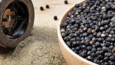 يحافظ على شعرك.. 5 فوائد صحية للفلفل الأسود