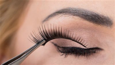 هل تركيب الرموش حرام؟.. «الإفتاء تُجيب»