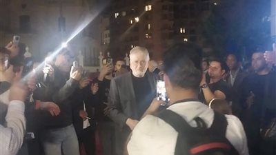 عزاء مصطفى فهمي يشهد إنهاء خلافات حسين فهمي مع محمود قابيل ولقاء سويدان (صور)  