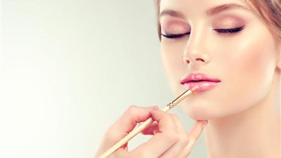 للحصول على إطلالة رائعة تناسب الأجواء الشتوية.. خطوات وضع المكياج الشتوي 