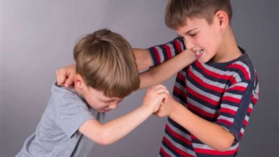 نصائح تساعدك في التعامل مع طفلك العنيف في المدرسة