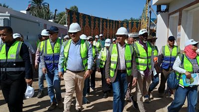 بالصور.. نائب وزير الإسكان يتفقد مشروعات الصرف الصحي بمركز إسنا بالأقصر 