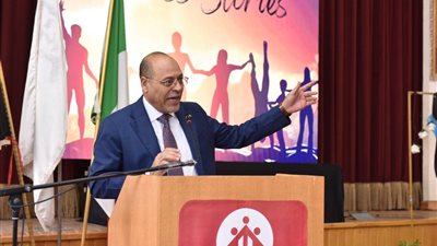 بالصور.. وزير العمل يُسلم شهادات لخريجي دورات تدريب على 23 مهنة من معهد الساليزيان الايطالي