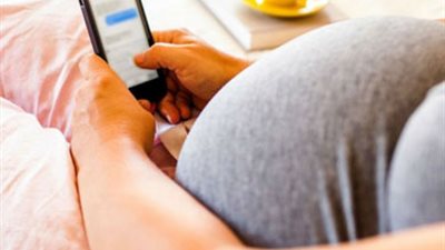 قد يصاب بالتشوهات.. ما هي أضرار استخدام الهاتف على المرأة الحامل؟