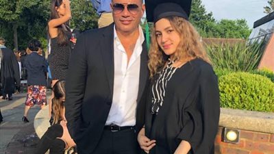 «كنزي» تشعل الجدل بصورة والديها عمرو دياب وزينة عاشور .. هل عاد لبعضهما؟  