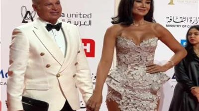 ببطانة شفافة.. أروى جودة مع خطيبها في مهرجان القاهرة السينمائي