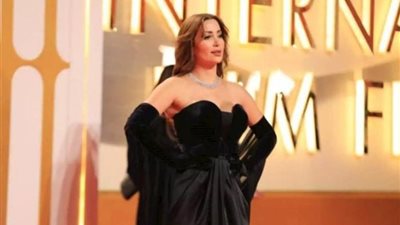 فستان كب وتاتو في الضهر.. نسرين طافش تتألق بمهرجان القاهرة السينمائي 