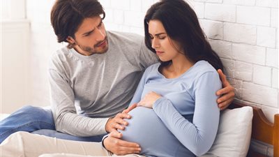 بالفيديو.. دور الزوج في دعم زوجته خلال فترة الحمل والولادة