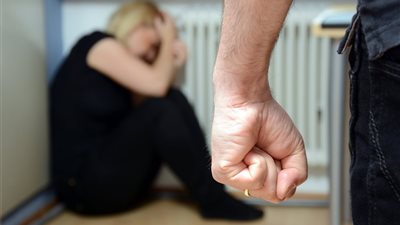 «زوج مفتري».. زوجة لمحكمة الأسرة: «كل صباح علقة ساخنة.. وكسر لي أسناني»