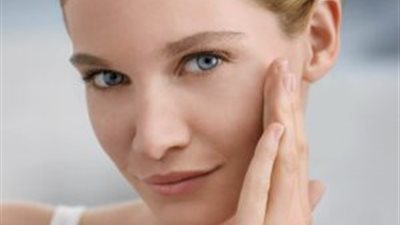 للحصول على بشرة ناعمة ومشرقة.. الروتين اليومي للعناية 