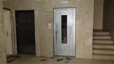 «بين السماء والأرض».. «الدفاع المدني» بالقاهرة ينقذ أم وطفلتها تعطل بهم المصعد