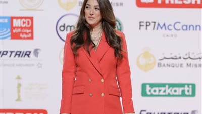 كندة علوش تبهر الجمهور بالأحمر الناري في عرض «وين صرنا» (صور)