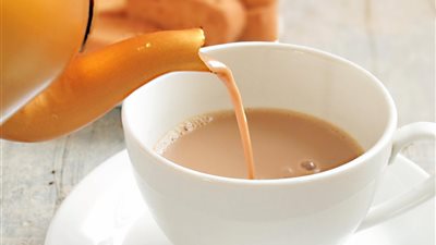 3 أضرار لتناول الشاي بالحليب على معدة فارغة.. تجنبيها 