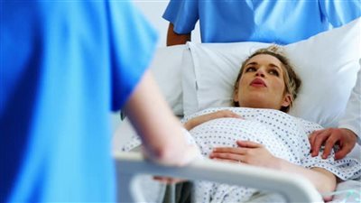 مستشار بوزارة الصحة يوضح طرق تخفيف الآلام أثناء الولادة الطبيعية والقيصرية؟| فيديو