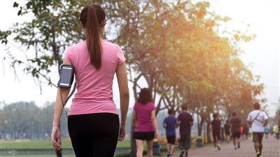 فوائد مدهشة للمشي بعد الأكل.. إليك عدد الخطوات بعد كل وجبة