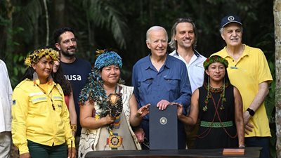 بطائرة هليكوبتر.. جو بايدن يورط نفسه مع سكان غابات الأمازون 