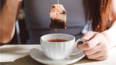 لا تتخلصي منها.. إليك 8 فوائد مذهلة لأكياس الشاي المستعملة