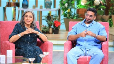 عندي 9 شقيقات.. أنس بوخش يكشف أسرارًا عن حياته العائلية مع والدته (فيديو) 